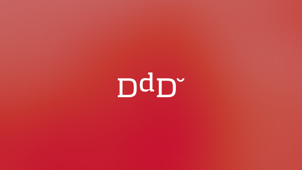 Abstraktes rotes Hintergrunddesign mit weißem "dd" Logo.
